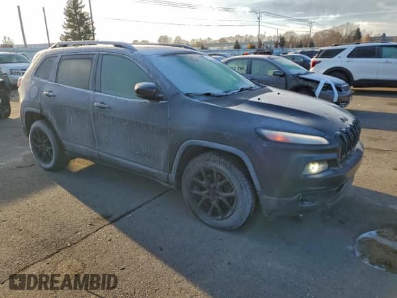 ✅ 2017 Jeep Cherokee Latitude • VIN: 1C4PJLCB8HW607444 • Lot: 93954465. Wystawiony na Copart z przebiegiem 90 834 mil. Bezpłatny archiwum sprzedaży aukcyjnych z USA i szczegółowy raport historii pojazdu na DreamBid. Zdjęcie 4.
