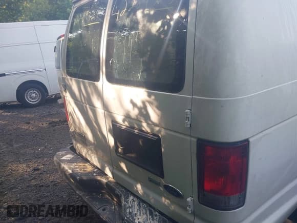 ✅ 2014 Ford Econoline Cargo Commercial • VIN: 1FTNS2EL9EDA77383 • Lot: 42289325. Wystawiony na IAAI z przebiegiem 202 645 mil. Bezpłatny archiwum sprzedaży aukcyjnych z USA i szczegółowy raport historii pojazdu na DreamBid. Zdjęcie 16.