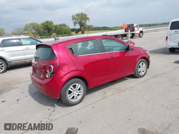 2013 Chevrolet Sonic LT с VIN 1G1JD6SB4D4246034, выставлен на аукционе IAAI как лот 43231702 с пробегом 54 856 миль миль и . История ставок и продаж доступна на DreamBid. Изображение 4.