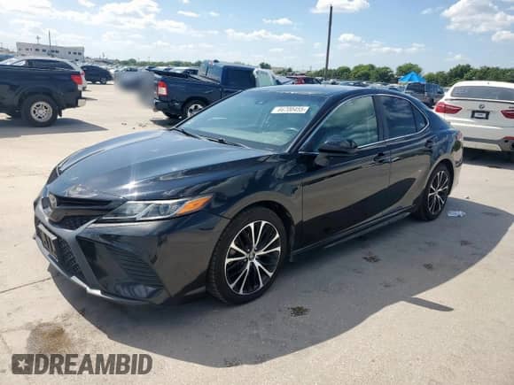 2019 Toyota Camry LE z VIN 4T1B11HK0KU794720, wystawiony jako Copart lot #66700455 z przebiegiem 102 818 mil mil oraz Czysty tytuł • Clean title. Historia ofert i sprzedaży dostępna na DreamBid. Obrazek 1.