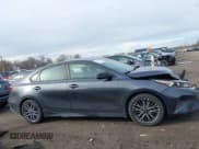 ✅ 2023 Kia Forte GT-Line • VIN: 3KPF54AD8PE641287 • Lot: 43637516. Wystawiony na IAAI z przebiegiem 79 484 mil. Bezpłatny archiwum sprzedaży aukcyjnych z USA i szczegółowy raport historii pojazdu na DreamBid. Zdjęcie 13.