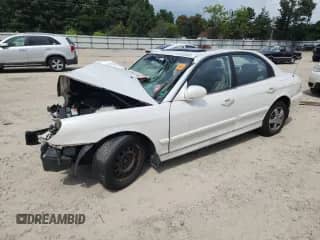 2002 Hyundai Sonata z VIN KMHWF25S92A695845, wystawiony jako Copart lot #69102555 z przebiegiem 199 422 mil mil oraz Szkoda całkowita • Salvage title. Historia ofert i sprzedaży dostępna na DreamBid. Obrazek 1.