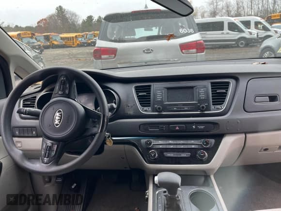 ✅ 2017 Kia Sedona L • VIN: KNDMA5C16H6284081 • Lot: 92944525. Wystawiony na Copart z przebiegiem 163 318 mil. Bezpłatny archiwum sprzedaży aukcyjnych z USA i szczegółowy raport historii pojazdu na DreamBid. Zdjęcie 9.