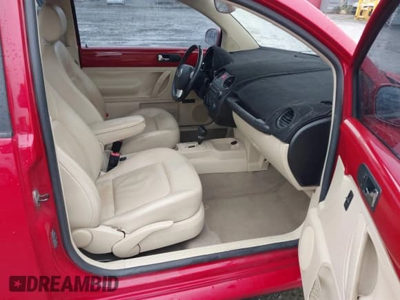 ✅ 2006 Volkswagen Beetle • VIN: 3VWSR31CX6M406198 • Lot: 41354662. Wystawiony na IAAI z przebiegiem 175 158 mil. Bezpłatny archiwum sprzedaży aukcyjnych z USA i szczegółowy raport historii pojazdu na DreamBid. Zdjęcie 5.