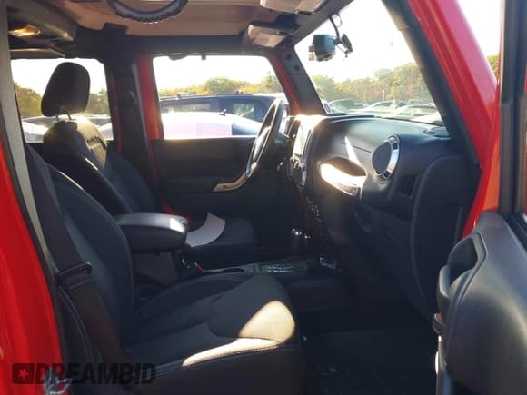 ✅ 2015 Jeep Wrangler Unlimited Sahara • VIN: 1C4BJWEG9FL594593 • Лот: 43377562. Опубликован ранее на IAAI с пробегом 91 939 миль. Бесплатный доступ к архиву аукционных продаж из США и подробный отчёт об истории автомобиля на DreamBid. Изображение 5.