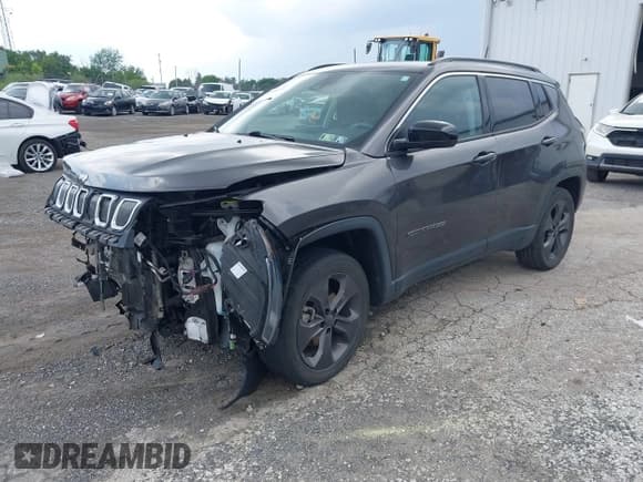 ✅ 2022 Jeep Compass Latitude Lux • VIN: 3C4NJDFB8NT129374 • Lot: 42646679. Wystawiony na IAAI z przebiegiem 29 729 mil. Bezpłatny archiwum sprzedaży aukcyjnych z USA i szczegółowy raport historii pojazdu na DreamBid. Zdjęcie 2.