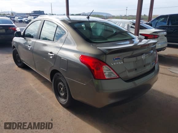 ✅ 2013 Nissan Versa S Plus • VIN: 3N1CN7AP5DL888422 • Lot: 42657923. Wystawiony na IAAI z przebiegiem 167 549 mil. Bezpłatny archiwum sprzedaży aukcyjnych z USA i szczegółowy raport historii pojazdu na DreamBid. Zdjęcie 3.
