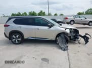 ✅ 2023 Nissan Rogue Platinum • VIN: JN8BT3DD5PW321042 • Lot: 42111590. Wystawiony na IAAI z przebiegiem 20 834 mil. Bezpłatny archiwum sprzedaży aukcyjnych z USA i szczegółowy raport historii pojazdu na DreamBid. Zdjęcie 13.