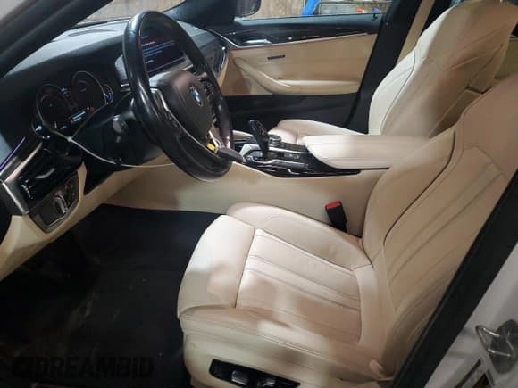 ✅ 2019 BMW 5 Series 530i xDrive • VIN: WBAJA7C56KG911541 • Lot: 86834725. Wystawiony na Copart z przebiegiem 102 245 mil. Bezpłatny archiwum sprzedaży aukcyjnych z USA i szczegółowy raport historii pojazdu na DreamBid. Zdjęcie 7.