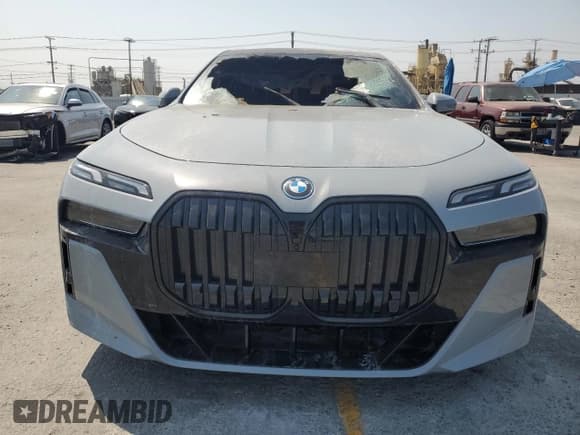 ✅ 2023 BMW i7 xDrive60 • VIN: WBY53EJ04PCN64055 • Лот: 64251325. Опубликован ранее на Copart с пробегом Не указан. Бесплатный доступ к архиву аукционных продаж из США и подробный отчёт об истории автомобиля на DreamBid. Изображение 5.