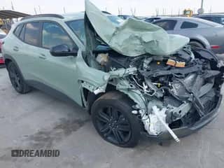 2024 Chevrolet Trax ACTIV с VIN KL77LKE22RC138045, выставлен на аукционе IAAI как лот 43070713 с пробегом 23 892 миль миль и . История ставок и продаж доступна на DreamBid. Изображение 1.