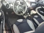 ✅ 2014 MINI Convertible S • VIN: WMWZP3C51ET707297 • Lot: 81437785. Wystawiony na Copart z przebiegiem 140 028 mil. Bezpłatny archiwum sprzedaży aukcyjnych z USA i szczegółowy raport historii pojazdu na DreamBid. Zdjęcie 8.