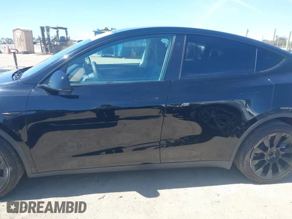 ✅ 2023 Tesla Model Y Long Range • VIN: 7SAYGDEE9PF591096 • Lot: 41762917. Wystawiony na IAAI z przebiegiem 22 582 mil. Bezpłatny archiwum sprzedaży aukcyjnych z USA i szczegółowy raport historii pojazdu na DreamBid. Zdjęcie 14.