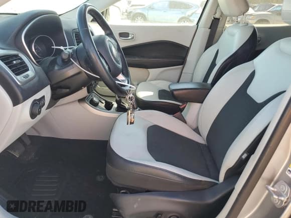 ✅ 2018 Jeep Compass Latitude • VIN: 3C4NJDBB2JT455347 • Lot: 91132415. Wystawiony na Copart z przebiegiem 57 216 mil. Bezpłatny archiwum sprzedaży aukcyjnych z USA i szczegółowy raport historii pojazdu na DreamBid. Zdjęcie 7.