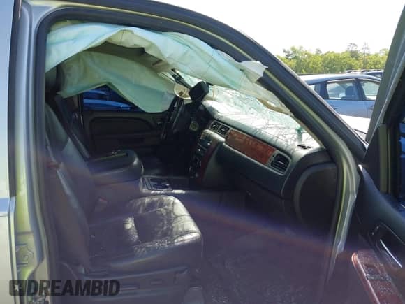 2014 Chevrolet Suburban LT z VIN 1GNSCJE0XER124222, wystawiony jako IAAI lot #41994798 z przebiegiem 268 836 mil mil oraz . Historia ofert i sprzedaży dostępna na DreamBid. Obrazek 5.