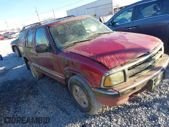 ✅ 1997 Chevrolet Blazer LS • VIN: 1GNDT13W3V2232285 • Lot: 41710231. Wystawiony na IAAI z przebiegiem 1 930 079 mil. Bezpłatny archiwum sprzedaży aukcyjnych z USA i szczegółowy raport historii pojazdu na DreamBid. Zdjęcie 1.