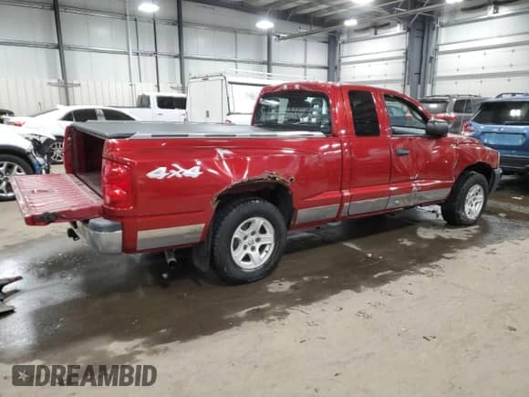 2006 Dodge Dakota SLT z VIN 1D7HW42NX6S717803, wystawiony jako Copart lot #89000765 z przebiegiem 139 556 mil mil oraz Szkoda całkowita • Salvage title. Historia ofert i sprzedaży dostępna na DreamBid. Obrazek 3.