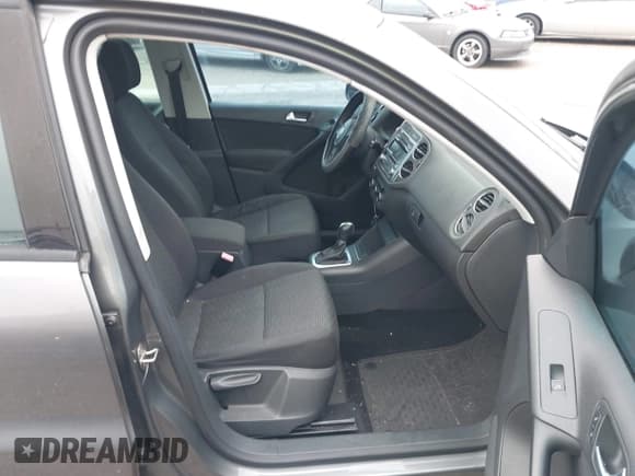 ✅ 2012 Volkswagen Tiguan LE • VIN: WVGAV7AX9CW096668 • Lot: 41664461. Wystawiony na IAAI z przebiegiem 161 725 mil. Bezpłatny archiwum sprzedaży aukcyjnych z USA i szczegółowy raport historii pojazdu na DreamBid. Zdjęcie 5.