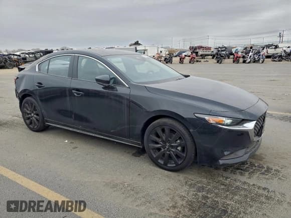 ✅ 2025 Mazda 3 S Select Sport • VIN: JM1BPABMXS1768401 • Lot: 91740515. Wystawiony na Copart z przebiegiem 4 949 mil. Bezpłatny archiwum sprzedaży aukcyjnych z USA i szczegółowy raport historii pojazdu na DreamBid. Zdjęcie 4.