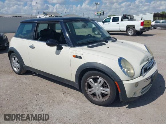 ✅ 2006 MINI Hardtop • VIN: WMWRC33516TK16824 • Lot: 43382472. Wystawiony na IAAI z przebiegiem 119 945 mil. Bezpłatny archiwum sprzedaży aukcyjnych z USA i szczegółowy raport historii pojazdu na DreamBid. Zdjęcie 1.