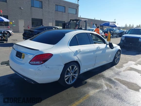 ✅ 2016 Mercedes-Benz C 300 • VIN: 55SWF4JB2GU164490 • Lot: 43496710. Wystawiony na IAAI z przebiegiem 129 652 mil. Bezpłatny archiwum sprzedaży aukcyjnych z USA i szczegółowy raport historii pojazdu na DreamBid. Zdjęcie 4.