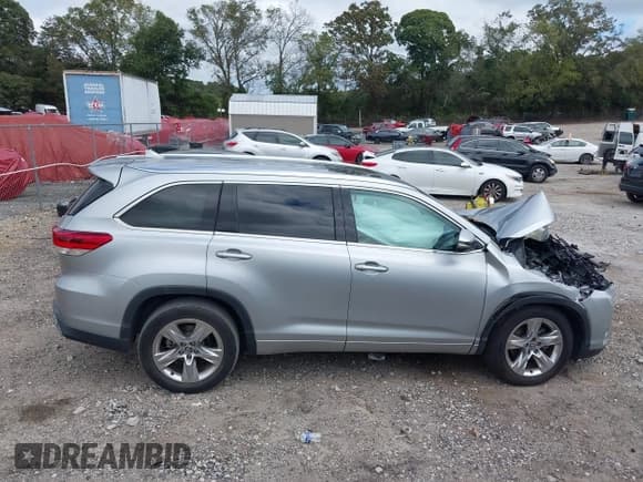 ✅ 2018 Toyota Highlander Limited Platinum • VIN: 5TDYZRFH3JS283082 • Lot: 43339719. Wystawiony na IAAI z przebiegiem 48 268 mil. Bezpłatny archiwum sprzedaży aukcyjnych z USA i szczegółowy raport historii pojazdu na DreamBid. Zdjęcie 14.