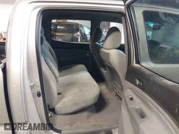 ✅ 2011 Toyota Tacoma • VIN: 3TMMU4FN1BM031502 • Lot: 41333647. Wystawiony na IAAI z przebiegiem 151 373 mil. Bezpłatny archiwum sprzedaży aukcyjnych z USA i szczegółowy raport historii pojazdu na DreamBid. Zdjęcie 8.