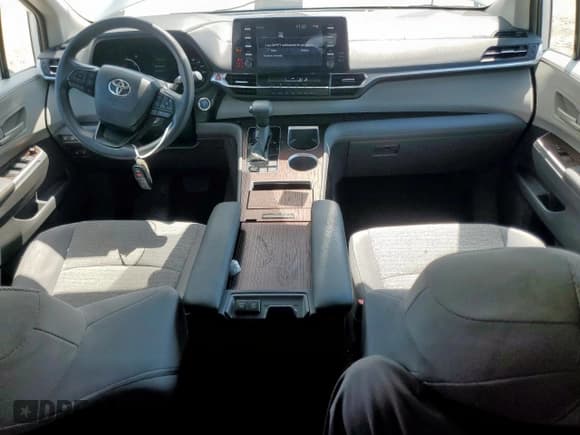 ✅ 2022 Toyota Sienna LE • VIN: 5TDKRKEC3NS080153 • Lot: 81103085. Wystawiony na Copart z przebiegiem 43 301 mil. Bezpłatny archiwum sprzedaży aukcyjnych z USA i szczegółowy raport historii pojazdu na DreamBid. Zdjęcie 8.