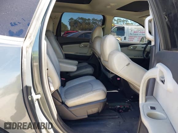 ✅ 2011 Chevrolet Traverse LTZ • VIN: 1GNKRLED9BJ141777 • Lot: 43581134. Wystawiony na IAAI z przebiegiem Nie podano. Bezpłatny archiwum sprzedaży aukcyjnych z USA i szczegółowy raport historii pojazdu na DreamBid. Zdjęcie 8.