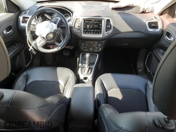 ✅ 2018 Jeep Compass Latitude • VIN: 3C4NJDBB2JT103627 • Lot: 54354225. Wystawiony na Copart z przebiegiem 25 851 mil. Bezpłatny archiwum sprzedaży aukcyjnych z USA i szczegółowy raport historii pojazdu na DreamBid. Zdjęcie 8.