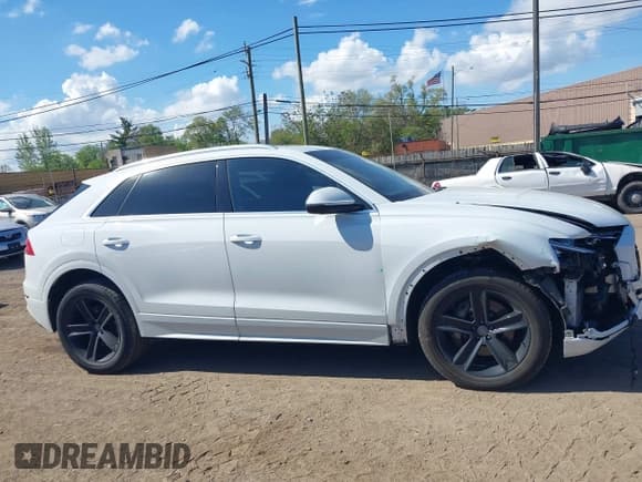 ✅ 2019 Audi Q8 Premium • VIN: WA1AVAF1XKD014411 • Lot: 42267529. Wystawiony na IAAI z przebiegiem 81 835 mil. Bezpłatny archiwum sprzedaży aukcyjnych z USA i szczegółowy raport historii pojazdu na DreamBid. Zdjęcie 13.