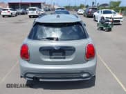 ✅ 2022 MINI Hardtop 4 Door Cooper • VIN: WMW33DK0XN2P59935 • Lot: 42099916. Wystawiony na IAAI z przebiegiem 20 749 mil. Bezpłatny archiwum sprzedaży aukcyjnych z USA i szczegółowy raport historii pojazdu na DreamBid. Zdjęcie 16.