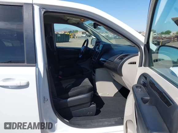 ✅ 2018 Dodge Grand Caravan SE • VIN: 2C4RDGBG1JR302936 • Lot: 42458503. Wystawiony na IAAI z przebiegiem 95 827 mil. Bezpłatny archiwum sprzedaży aukcyjnych z USA i szczegółowy raport historii pojazdu na DreamBid. Zdjęcie 5.