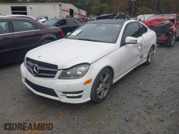 ✅ 2015 Mercedes-Benz C 250 • VIN: WDDGJ4HB4FG369524 • Лот: 43527542. Опубликован ранее на IAAI с пробегом 75 325 миль. Бесплатный доступ к архиву аукционных продаж из США и подробный отчёт об истории автомобиля на DreamBid. Изображение 2.