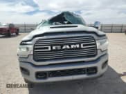 ✅ 2023 Ram 2500 Laramie • VIN: 3C6UR5FL3PG517747 • Lot: 49113505. Wystawiony na Copart z przebiegiem 15 129 mil. Bezpłatny archiwum sprzedaży aukcyjnych z USA i szczegółowy raport historii pojazdu na DreamBid. Zdjęcie 5.