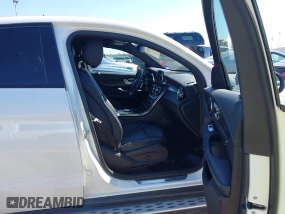 ✅ 2018 Mercedes-Benz GLC 300 • VIN: WDC0J4KB7JF427137 • Lot: 43461292. Wystawiony na IAAI z przebiegiem 80 022 mil. Bezpłatny archiwum sprzedaży aukcyjnych z USA i szczegółowy raport historii pojazdu na DreamBid. Zdjęcie 5.