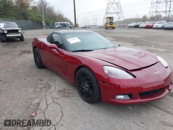 ✅ 2005 Chevrolet Corvette • VIN: 1G1YY24U355136792 • Lot: 43583636. Wystawiony na IAAI z przebiegiem 40 576 mil. Bezpłatny archiwum sprzedaży aukcyjnych z USA i szczegółowy raport historii pojazdu na DreamBid. Zdjęcie 1.