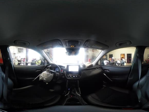 ✅ 2025 Toyota Corolla Cross XLE • VIN: 7MUEAAAG6SV129256 • Lot: 43863545. Listed on IAAI with 20,550 mi. Free auction sales archive from the USA and detailed vehicle history report at DreamBid. Image 19.