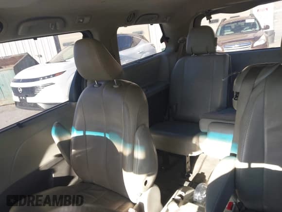✅ 2013 Toyota Sienna XLE • VIN: 5TDYK3DCXDS357983 • Лот: 43770825. Опубликован ранее на IAAI с пробегом 300 336 миль. Бесплатный доступ к архиву аукционных продаж из США и подробный отчёт об истории автомобиля на DreamBid. Изображение 8.