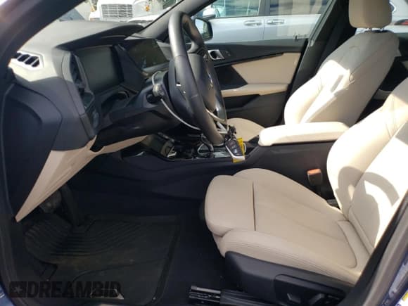 ✅ 2024 BMW 2 Series 228i xDrive • VIN: WBA73AK0XR7R38274 • Lot: 84587315. Wystawiony na Copart z przebiegiem 879 mil. Bezpłatny archiwum sprzedaży aukcyjnych z USA i szczegółowy raport historii pojazdu na DreamBid. Zdjęcie 7.