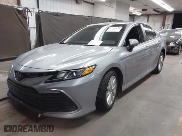 ✅ 2024 Toyota Camry LE • VIN: 4T1C11AK7RU226196 • Лот: 43483021. Опубликован ранее на IAAI с пробегом 31 031 миль. Бесплатный доступ к архиву аукционных продаж из США и подробный отчёт об истории автомобиля на DreamBid. Изображение 2.
