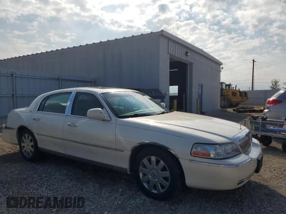 ✅ 2007 Lincoln Town Car Designer Series • VIN: 1LNHM83V97Y601993 • Lot: 86153225. Wystawiony na Copart z przebiegiem 195 493 mil. Bezpłatny archiwum sprzedaży aukcyjnych z USA i szczegółowy raport historii pojazdu na DreamBid. Zdjęcie 4.