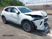 ✅ 2024 Buick Envision Preferred • VIN: LRBFZME40RD067009 • Lot: 42909988. Wystawiony na IAAI z przebiegiem 20 324 mil. Bezpłatny archiwum sprzedaży aukcyjnych z USA i szczegółowy raport historii pojazdu na DreamBid. Zdjęcie 1.