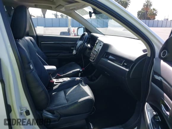 ✅ 2016 Mitsubishi Outlander SE • VIN: JA4AD3A33GZ013375 • Лот: 42515722. Опубликован ранее на IAAI с пробегом 106 804 миль. Бесплатный доступ к архиву аукционных продаж из США и подробный отчёт об истории автомобиля на DreamBid. Изображение 5.