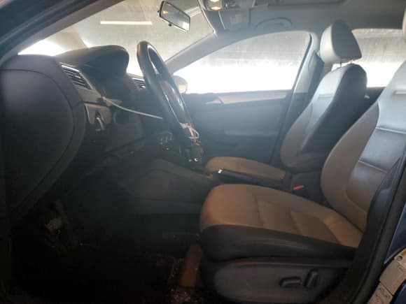 ✅ 2013 Volkswagen Jetta Hybrid SE • VIN: 3VW637AJ3DM303596 • Lot: 82874934. Wystawiony na Copart z przebiegiem 56 601 mil. Bezpłatny archiwum sprzedaży aukcyjnych z USA i szczegółowy raport historii pojazdu na DreamBid. Zdjęcie 7.