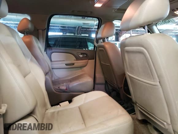 ✅ 2010 Chevrolet Suburban LTZ • VIN: 1GNUKKE3XAR253406 • Lot: 74265134. Wystawiony na Copart z przebiegiem 215 598 mil. Bezpłatny archiwum sprzedaży aukcyjnych z USA i szczegółowy raport historii pojazdu na DreamBid. Zdjęcie 11.