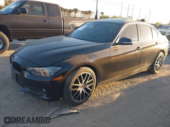 ✅ 2013 BMW 3 Series ActiveHybrid 3 • VIN: WBA3F9C58DF484300 • Lot: 43845828. Wystawiony na IAAI z przebiegiem 109 690 mil. Bezpłatny archiwum sprzedaży aukcyjnych z USA i szczegółowy raport historii pojazdu na DreamBid. Zdjęcie 17.