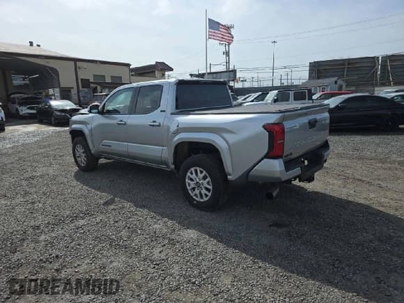 ✅ 2024 Toyota Tacoma SR5 • VIN: 3TMLB5JN6RM052743 • Lot: 57475065. Wystawiony na Copart z przebiegiem 1 451 mil. Bezpłatny archiwum sprzedaży aukcyjnych z USA i szczegółowy raport historii pojazdu na DreamBid. Zdjęcie 2.