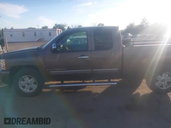 2007 Chevrolet Silverado 1500 1LT z VIN 2GCEK19J871674980, wystawiony jako IAAI lot #43355123 z przebiegiem 85 973 mil mil oraz . Historia ofert i sprzedaży dostępna na DreamBid. Obrazek 14.