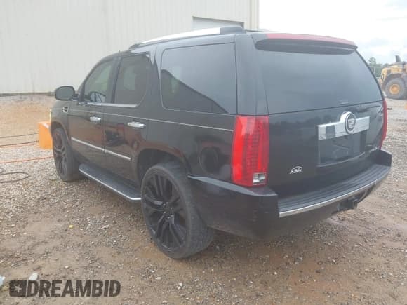 ✅ 2008 Cadillac Escalade • VIN: 1GYEC638X8R132914 • Lot: 42743713. Wystawiony na IAAI z przebiegiem 231 802 mil. Bezpłatny archiwum sprzedaży aukcyjnych z USA i szczegółowy raport historii pojazdu na DreamBid. Zdjęcie 3.